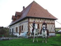 Guillaume et Kate devant une très belle maison Normande faite par un homme avec des doigts d'OR.